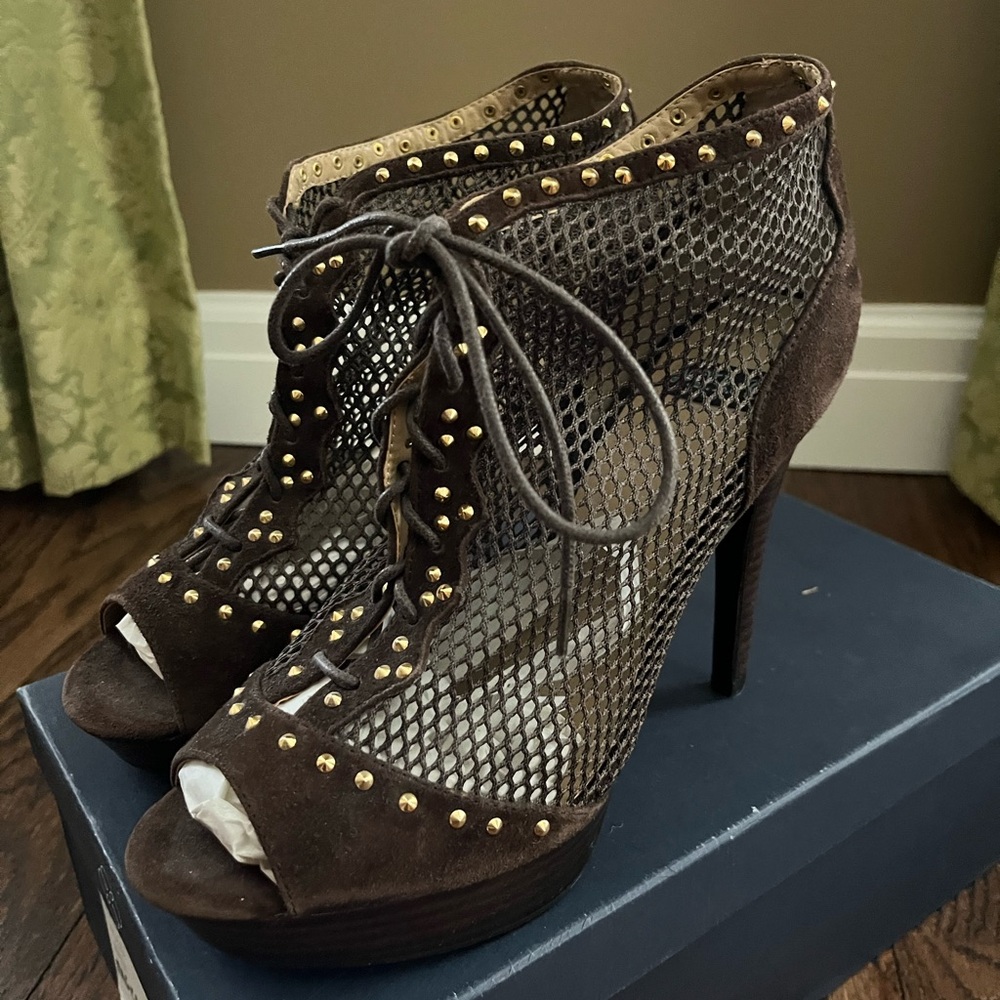 NEW NYLA Brown Mesh Platform Gold Studded Peep-Toe Heels. Size 8.5